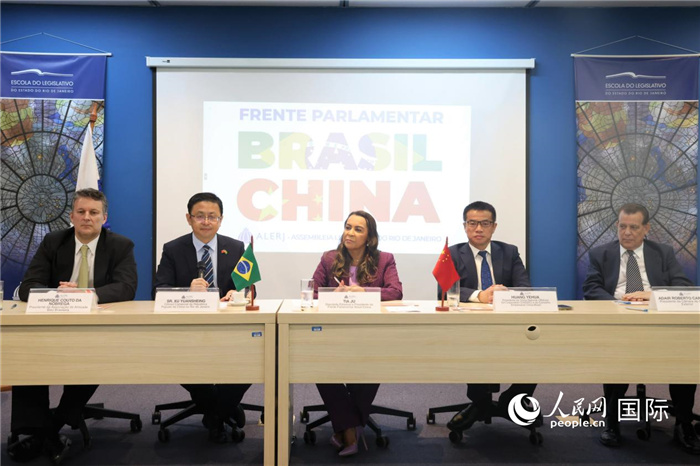 新一屆里約州巴西中國議員陣線在里約熱內盧成立并舉行慶?；顒樱c會嘉賓在現(xiàn)場致辭。 人民網(wǎng)記者 時元皓攝