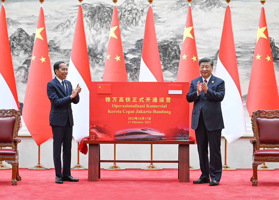 10月17日下午，國家主席習(xí)近平在北京人民大會堂同來華出席第三屆“一帶一路”國際合作高峰論壇并進(jìn)行國事訪問的印度尼西亞總統(tǒng)佐科舉行會談。會談后，兩國元首共同為雅萬高鐵正式開通運營揭幕。