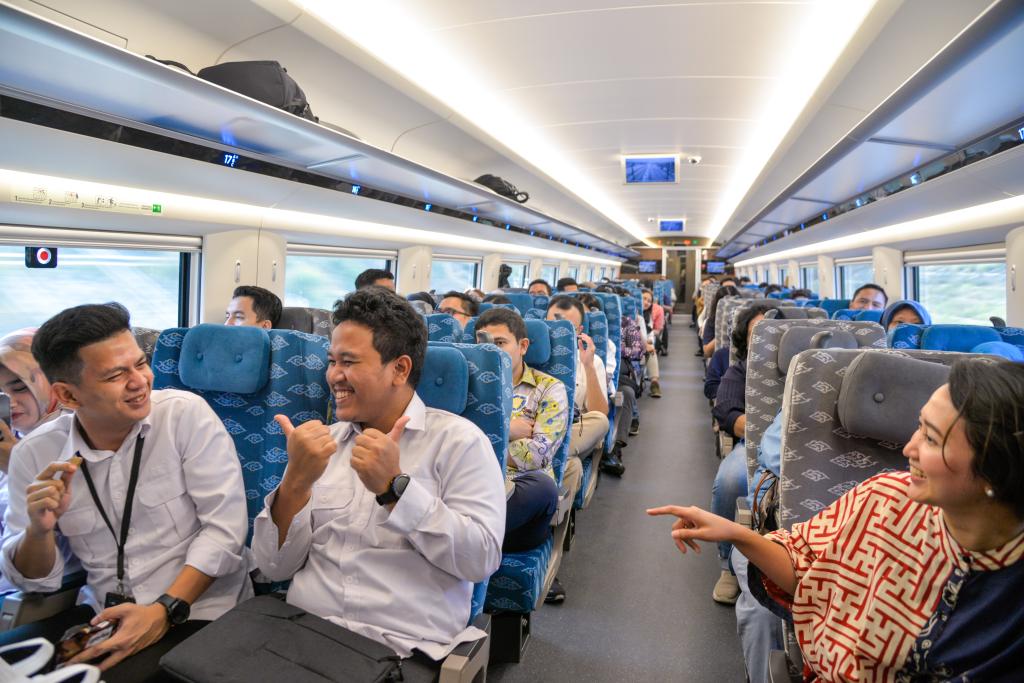 10月17日，乘客在行駛中的雅萬高鐵高速動車組列車車廂內(nèi)交談。