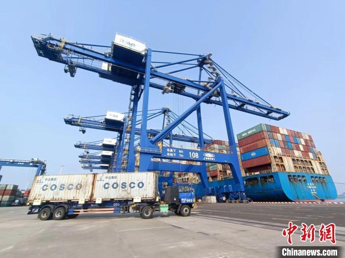 圖為海南洋浦國際集裝箱碼頭，卡車將集裝箱從后方堆場運往碼頭裝卸區(qū)?！堅潞?攝