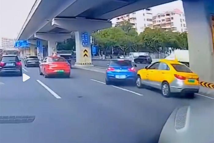 視頻截圖顯示，發(fā)生碰撞的剎那，出租車后方似乎確有車燈點亮。