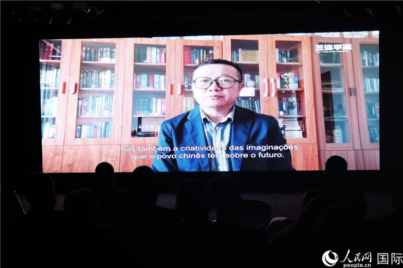 長(zhǎng)篇小說《三體》作者劉慈欣通過視頻致辭。 人民網(wǎng)記者 時(shí)元皓攝