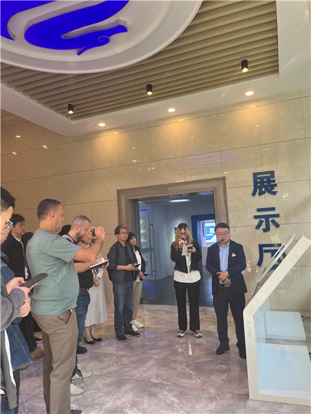 （在文瀾智谷中試產(chǎn)業(yè)基地，中外記者深入了解科技轉(zhuǎn)化情況 趙橙涔攝）