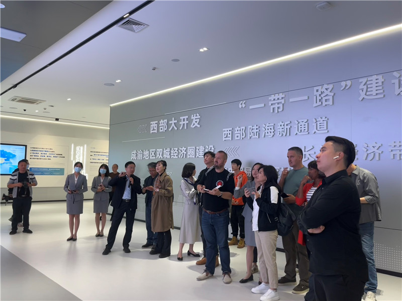（成都國際鐵路港展廳，中外記者邊聽邊記，了解成都國際鐵路港運(yùn)行情況 趙橙涔攝