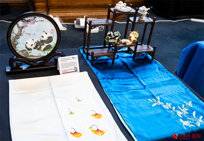 活動(dòng)現(xiàn)場的現(xiàn)場文創(chuàng)展、互動(dòng)體驗(yàn)區(qū)、非遺區(qū)展示。人民網(wǎng) 郭錦標(biāo)攝