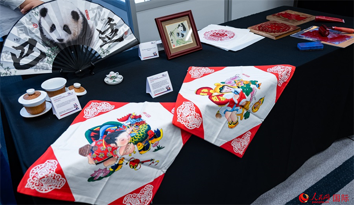 活動(dòng)現(xiàn)場的現(xiàn)場文創(chuàng)展、互動(dòng)體驗(yàn)區(qū)、非遺區(qū)展示。人民網(wǎng) 郭錦標(biāo)攝