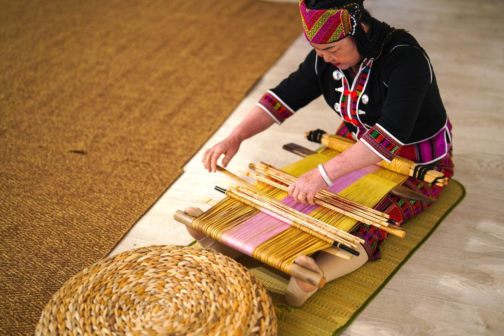 4月17日，黎族傳統(tǒng)紡染織繡技藝國家級代表性傳承人劉香蘭在2023年意大利米蘭設(shè)計(jì)周上展示黎錦織造技藝。新華社發(fā)