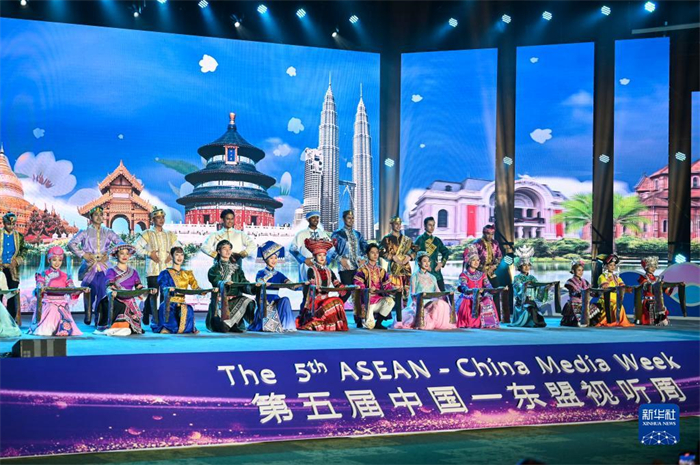 10月21日，在馬來西亞行政首都普特拉賈亞，演員在第五屆中國—東盟視聽周開幕活動(dòng)上表演。新華社記者 程一恒 攝