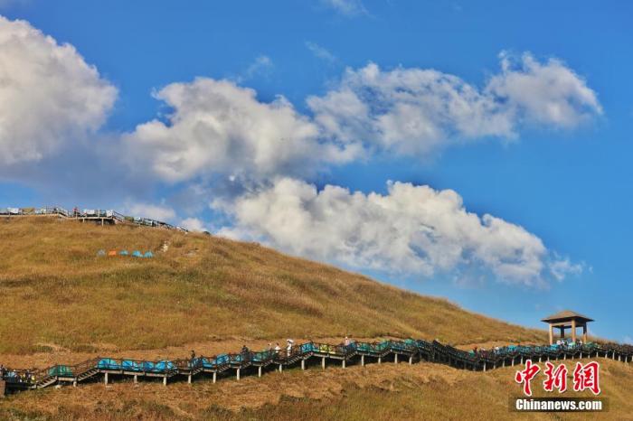 資料圖：圖為江西武功山高山草甸旁的登山步道，游客在登山。 劉力鑫 攝