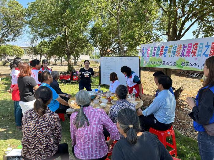 10月23日，廣東韶關農村的互助養(yǎng)老探索，結合仁化縣董塘鎮(zhèn)新龍村的重陽節(jié)活動，將村支書、婦女主任、項目管理人員、新龍村助老員、村民志愿者、健康熱心的老人聚集在一起。 受訪者供圖