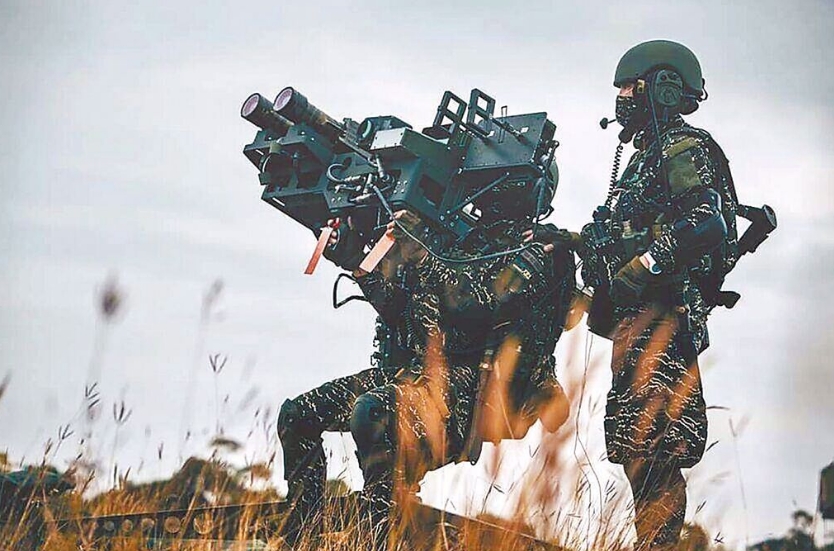 臺海軍陸戰(zhàn)隊(duì)肩抗“毒刺”導(dǎo)彈發(fā)射器準(zhǔn)備射擊。圖片來源：臺灣“中時新聞網(wǎng)”。