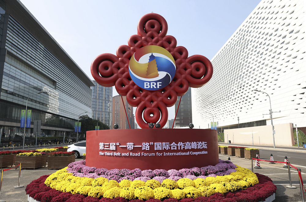 這是在北京國(guó)家會(huì)議中心附近拍攝的“一帶一路”國(guó)際合作高峰論壇景觀布置（2023年10月17日攝）。新華社記者 陳斌 攝