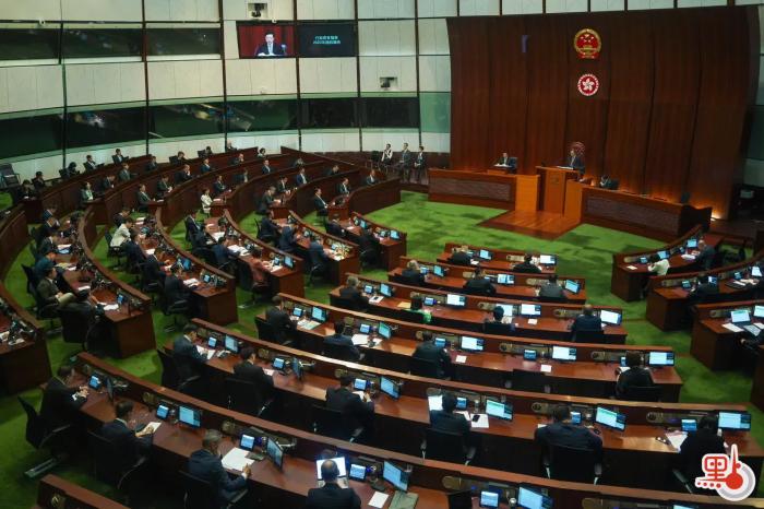 李家超在立法會宣讀新一份施政報告。圖片來源：香港“點新聞” 麥鈞杰 攝