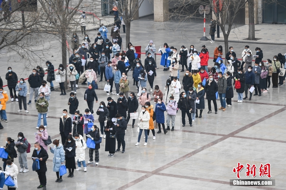 11月28日，山西省太原市，考生排隊等候入場。當日，中央機關(guān)及其直屬機構(gòu)2022年度考試錄用公務(wù)員公共科目筆試舉行。<a target='_blank' href='/'><p  align=