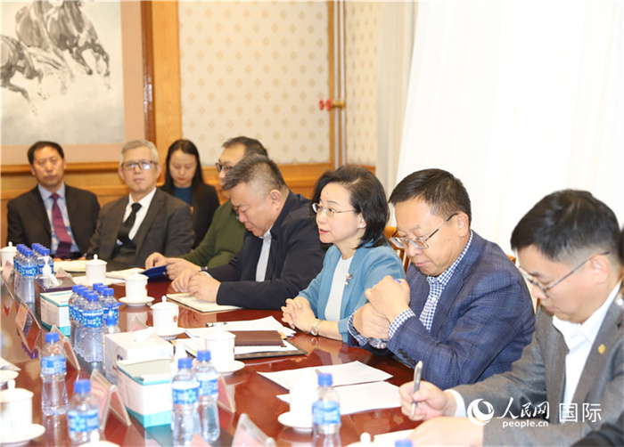1.2023年10月30日，沈敏娟（右三）大使與中企代表座談。人民網(wǎng)記者 霍文攝
