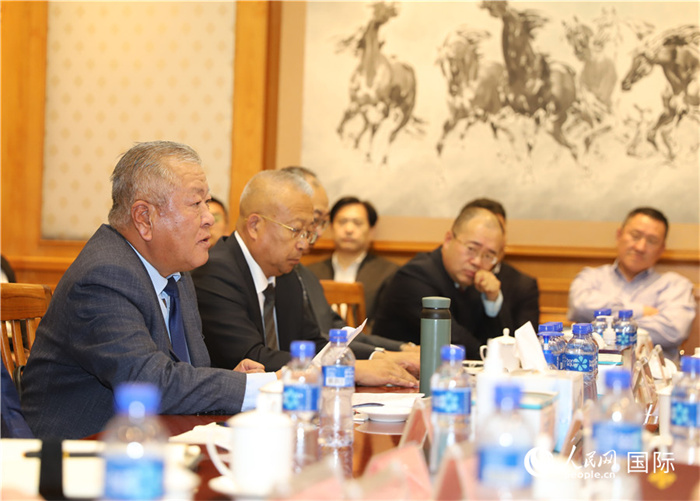 2.2023年10月30日，張義波（左一）會(huì)長(zhǎng)匯報(bào)商會(huì)工作情況。人民網(wǎng)記者 霍文攝
