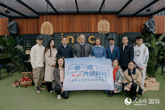 在烏拉圭第118屆普拉多牧農(nóng)業(yè)國(guó)際博覽會(huì)上，烏拉圭國(guó)家肉類協(xié)會(huì)主席與人民網(wǎng)記者合影。人民網(wǎng)記者 張若涵攝