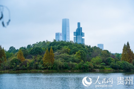 城市地標(biāo)與綠水青山相得益彰。人民網(wǎng) 陽(yáng)茜攝