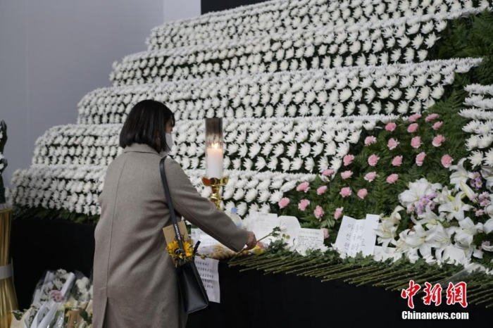 當(dāng)?shù)貢r間11月1日23時45分許，韓國民眾在位于首爾廣場的集體焚香所悼念梨泰院踩踏事故遇難者。 <a target='_blank' href='/'><p  align=