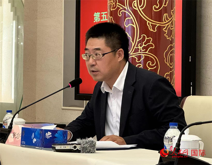 10月31日，歐美同學(xué)會(huì)副秘書長滕劍峰在第五屆中法文化論壇媒體吹風(fēng)會(huì)上講話。（人民網(wǎng) 謝瑩攝）