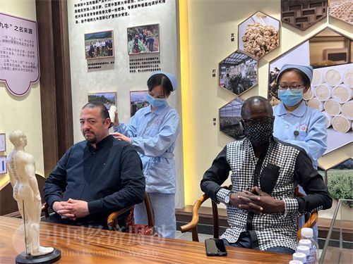   （外媒記者爭先恐后體驗艾灸，直呼神奇。中國經(jīng)濟周刊記者 郭志強 攝）