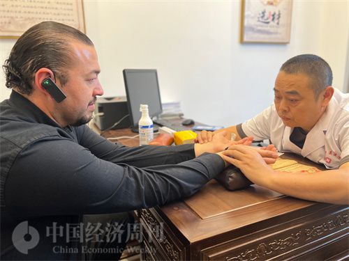   （外媒記者走進中醫(yī)堂，問診中醫(yī)名師。中國經(jīng)濟周刊記者 郭志強攝）