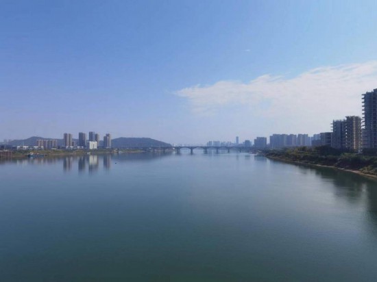 　　10月24日，在清水塘大橋景觀通道上拍攝的湘江景色。本報記者 常雯宜攝