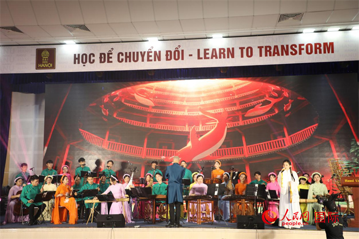 越南新活力民族樂(lè)團(tuán)的藝術(shù)家在進(jìn)行演奏。人民網(wǎng)記者楊曄攝