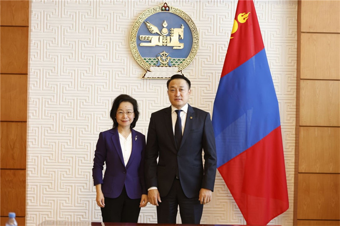 10月31日，中國駐蒙古國大使沈敏娟到任拜會蒙政府辦公廳主任兼蒙古人民黨總書記阿瑪爾巴伊斯格楞（右）。中國駐蒙古使館供圖