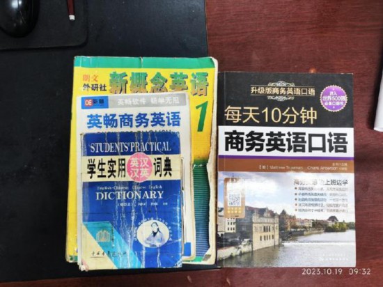   胡振興學(xué)習(xí)英語所用的資料。（圖片由受訪者提供）