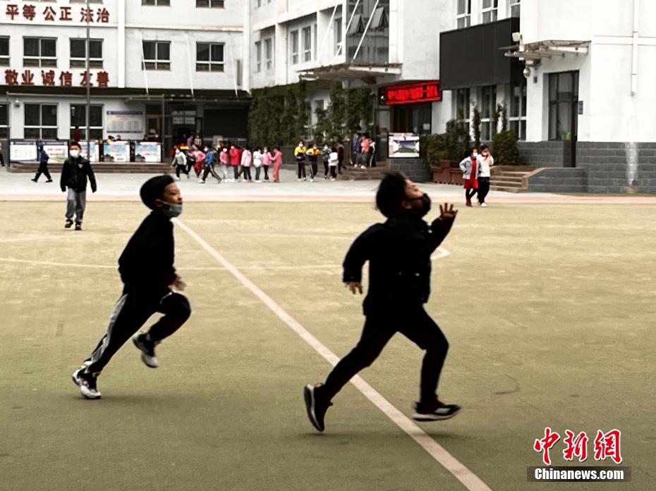 資料圖：學(xué)生們?cè)谡n間玩耍。