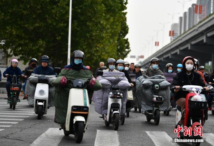 11月3日，河北石家莊迎降溫天氣，市民“捂”裝出行。 <a target='_blank' href='/'><p  align=