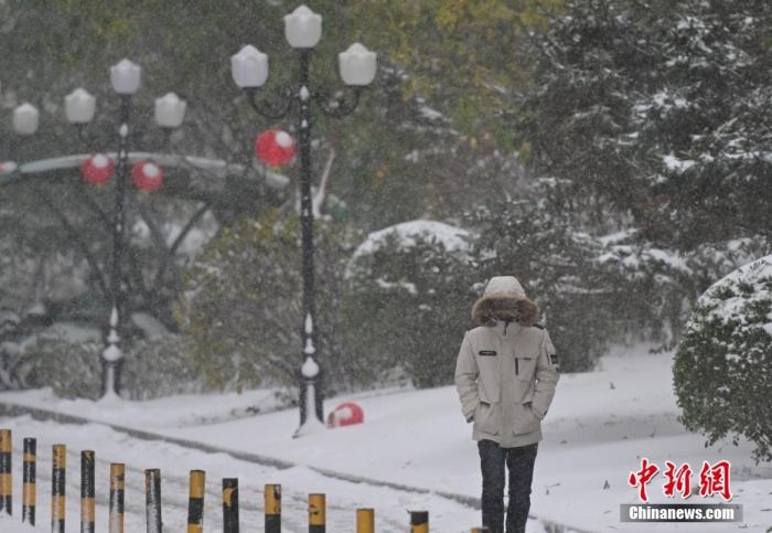 圖為市民在雪中出行。 <a target='_blank' href='/' ><p  align=