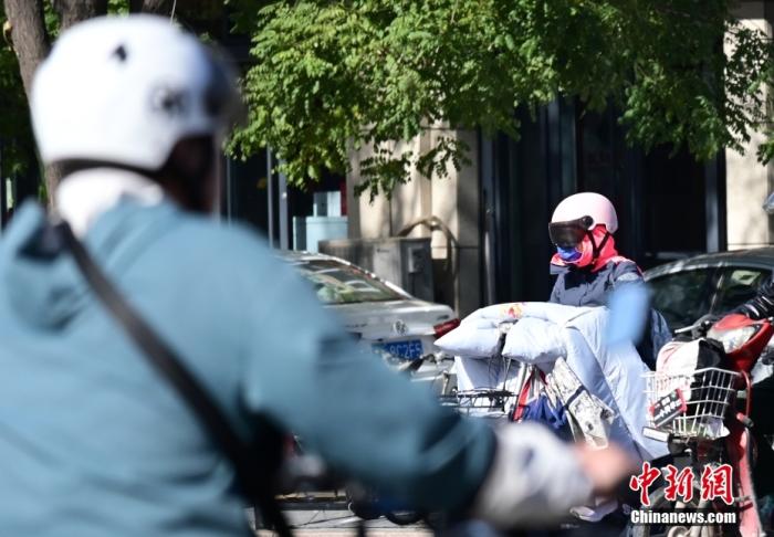 石家莊街頭，市民紛紛穿上厚厚的外套“捂”裝前行。 <a target='_blank' href='/'><p  align=