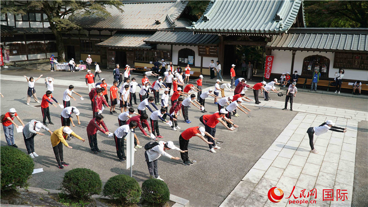 開跑前，中日青少年一起做熱身運動。人民網(wǎng) 蔣曉辰攝
