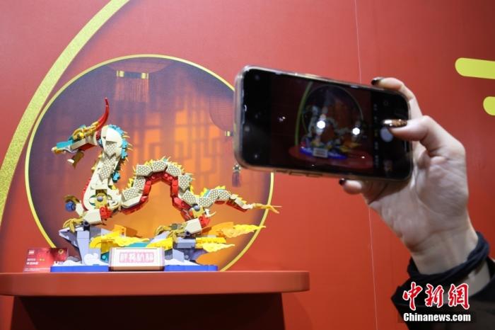 第六屆中國國際進(jìn)口博覽會(huì)舉行，消費(fèi)品展區(qū)展出以生肖龍為題材的中國元素產(chǎn)品。<a target='_blank' href='/'><p  align=