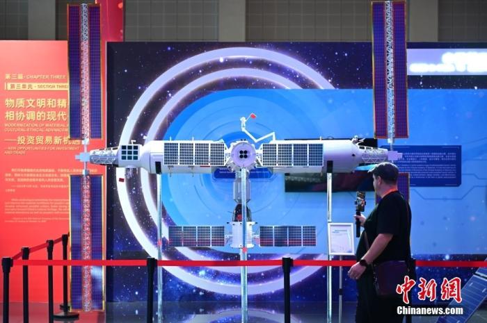 11月5日，觀眾在進(jìn)博會(huì)中國館參觀拍攝中國空間站模型。<a target='_blank' href='/'><p  align=
