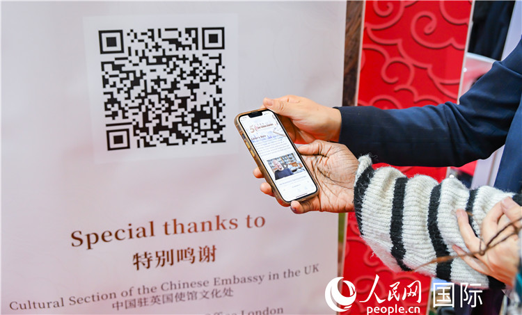 觀眾掃碼《我們的中國(guó)故事》系列視頻。人民網(wǎng) 郭錦標(biāo)攝