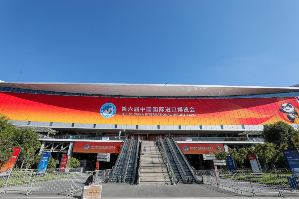 這是第六屆進(jìn)博會(huì)場(chǎng)館國(guó)家會(huì)展中心（上海）外景（2023年11月2日攝）。新華社記者 辛夢(mèng)晨 攝