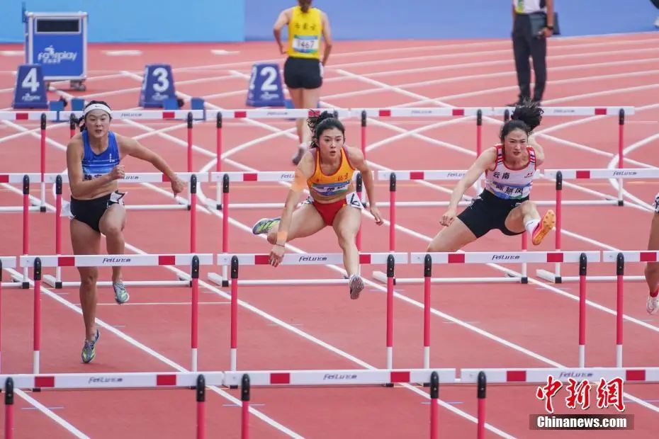第一屆全國學(xué)生(青年)運動會田徑女子大學(xué)乙組100米欄決賽中，吳艷妮輕松奪冠。圖為吳艷妮在比賽中。陳冠言 攝