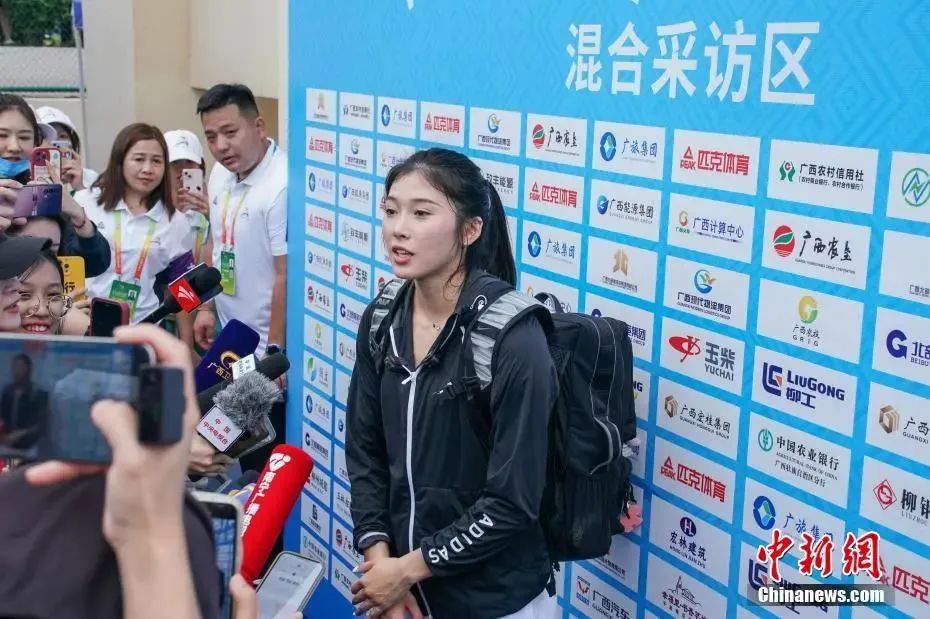 圖為吳艷妮在10日比賽結(jié)束后接受媒體采訪。陳冠言 攝