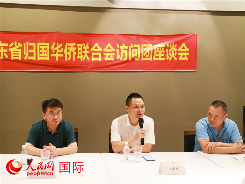 中國駐里約總領(lǐng)館副總領(lǐng)事王尉育（中）在座談會上致辭。人民網(wǎng)記者 陳海琪攝