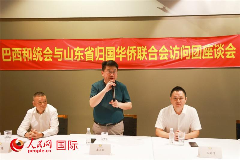 中國僑聯(lián)副主席、山東省僑聯(lián)主席李興鈺（中）在座談會上致辭。人民網(wǎng)記者 陳海琪攝