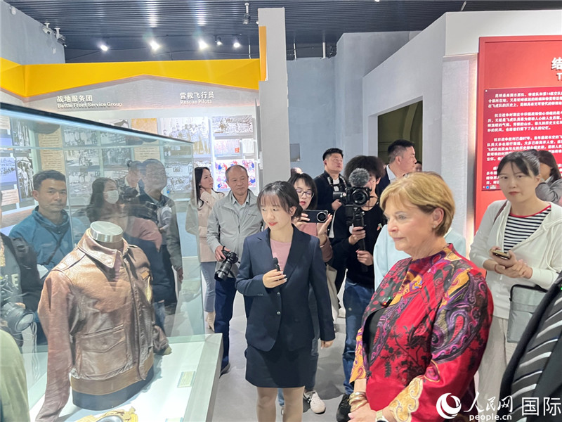 飛虎隊指揮官陳納德將軍外孫女嘉蘭惠（右）在參觀昆明市博物館展示的文物。人民網 趙瞳攝