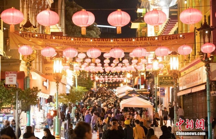 當?shù)貢r間11月10日，美國舊金山唐人街夜市人頭攢動。亞太經(jīng)合組織(APEC)第三十次領導人非正式會議將在舊金山舉行，當?shù)靥迫私钟媱澟e辦包括夜市在內(nèi)的多場活動，以吸引與會者、游客和市民的光顧。<a target='_blank' href='/'><p  align=