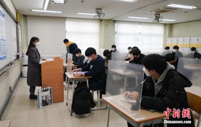 12月3日，延遲近一個月的韓國高考舉行。據(jù)韓國教育部消息，今年考生約49.34萬人，創(chuàng)歷史最低紀錄。圖為在首爾某考點內(nèi)，考桌上設(shè)有隔板。