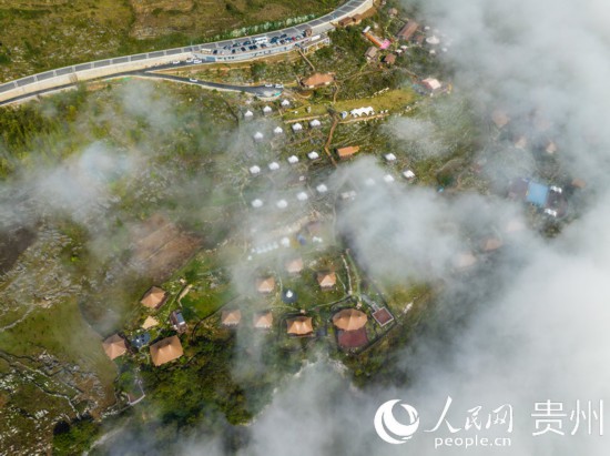 航拍掩映在晨間薄霧中的“花都里·化屋野奢度假營(yíng)地“。人民網(wǎng) 陽(yáng)茜攝