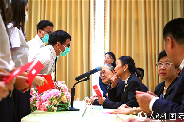 圖為獎助學金頒發(fā)現(xiàn)場。人民網(wǎng)記者 白元琪攝