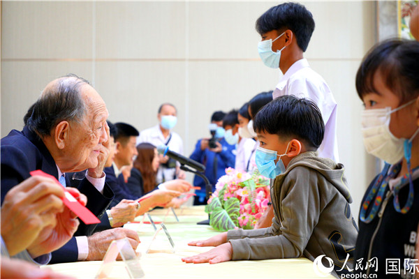 圖為獎助學金頒發(fā)現(xiàn)場。人民網(wǎng)記者 白元琪攝