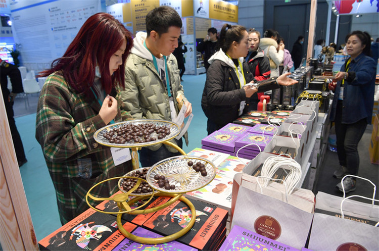 11月16日，觀眾在第七屆絲博會(huì)印度尼西亞展位上參觀選購食品。新華社記者 邵瑞 攝